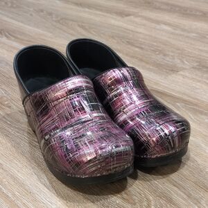 🩷🖤Dansko Women's Black and Pink Patterned Clogs size 40 Euro (9.5-10 US)🩷🖤